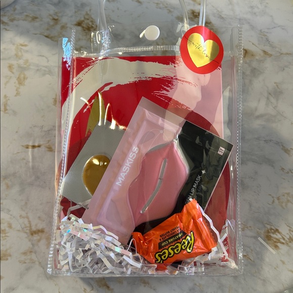 👄 GALANTINE GLOW BAG🥰 VALENTINES DAY KOREAN BEAUTY BUNDLE Skincare and Candy - Picture 5 of 5